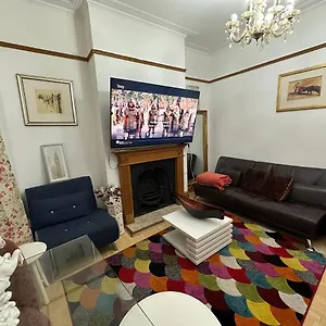 https://4-double-bed-family-home-15-mins-from-central-ldn.brighton-hotels-england.com